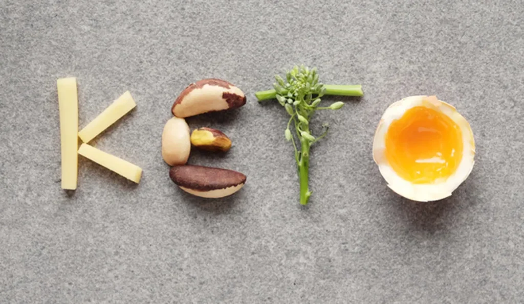 Palabra "Keto" escrita con ingredientes que se pueden comer en este tipo de dieta