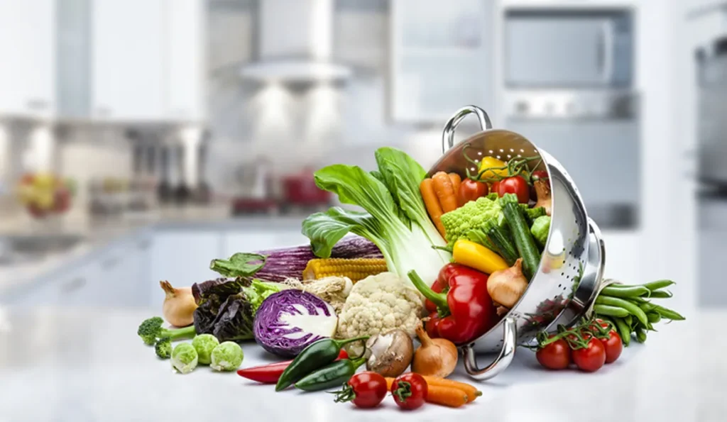 Colador con varias verduras y frutas