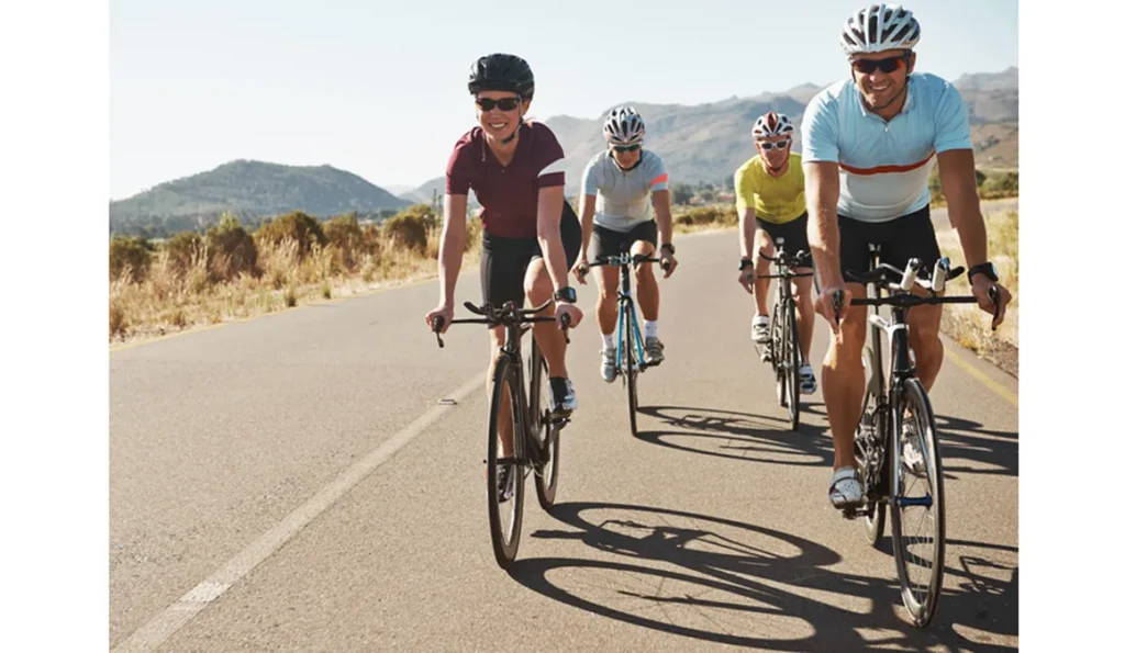 Varios ciclistas por la carretera 