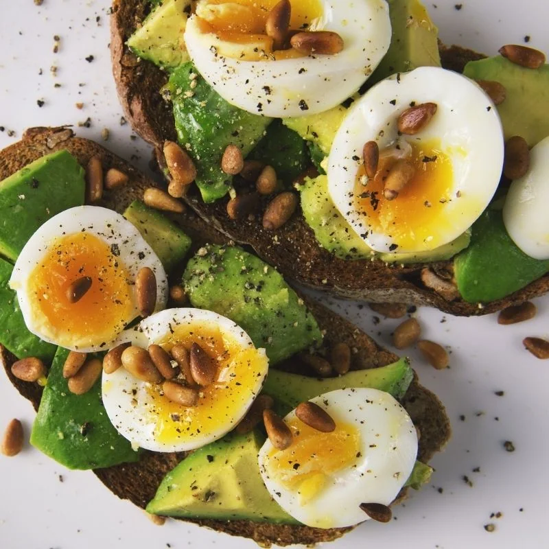 Tostadas integrales de huevo poché y aguacate