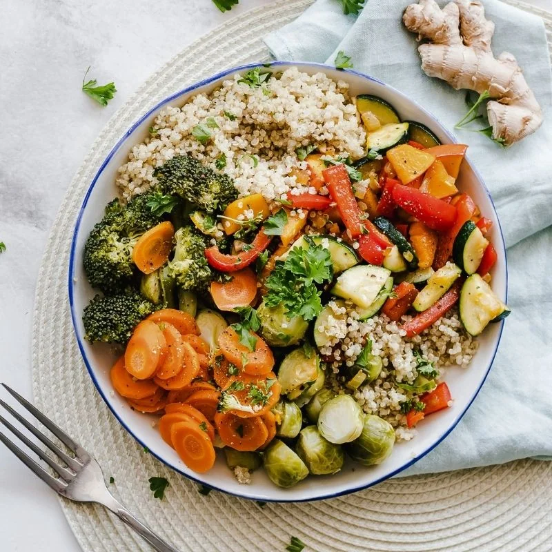 Talleres de nutrición | Bowl con quinoa y diversas verduras