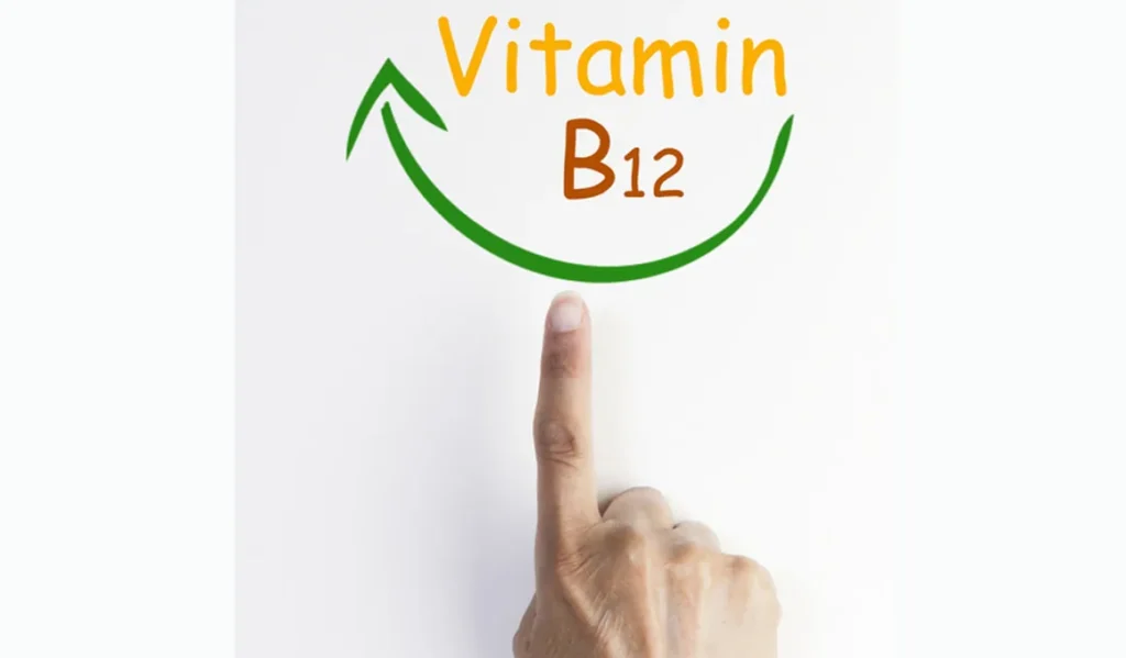 Mano señalando a dibujo con la escritura "Vitamin B12"